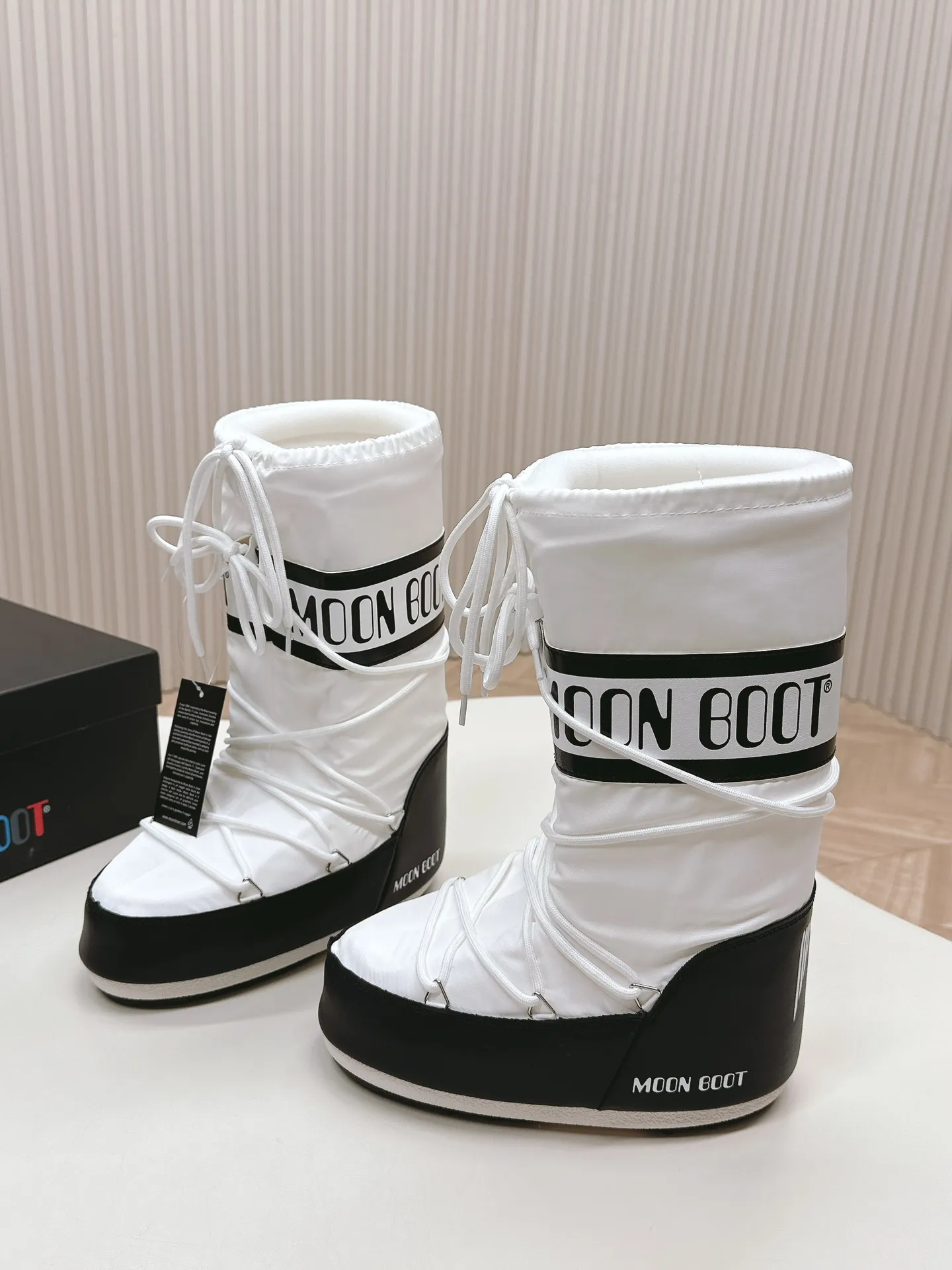 Men's men's shoes pP620! Fabric high boots Moon Boot 24ss The latest snow boots series for autumn and winter... Ugly snow short boots Forget UGG, fashionable people are wearing Moon Boot snow boots. If you find it difficult to accept the revival of UGG, now there is a more alternative snow boot that is back. It is 4 cm taller, that is the Moon Boot. It was already very popular in the millennium. Paris Hilton, Victoria Beckham and other celebrities often wore it, and now the Y2K trend is popular again. The same QQ show outfit worn by young children. The ugly snow boots that have been shown by thousands of people have become popular again. They are not distinguished between men and women. They look slim and warm and easy to wear. Fabric: 70% cotton and 30% plastic. Lining: 100% silk cotton liner. Feet: 100% silk cotton liner. Outsole: thermoplastic rubber. Bottom thickness: 4cm. Size: #35-41 (41 customization is not returnable).
